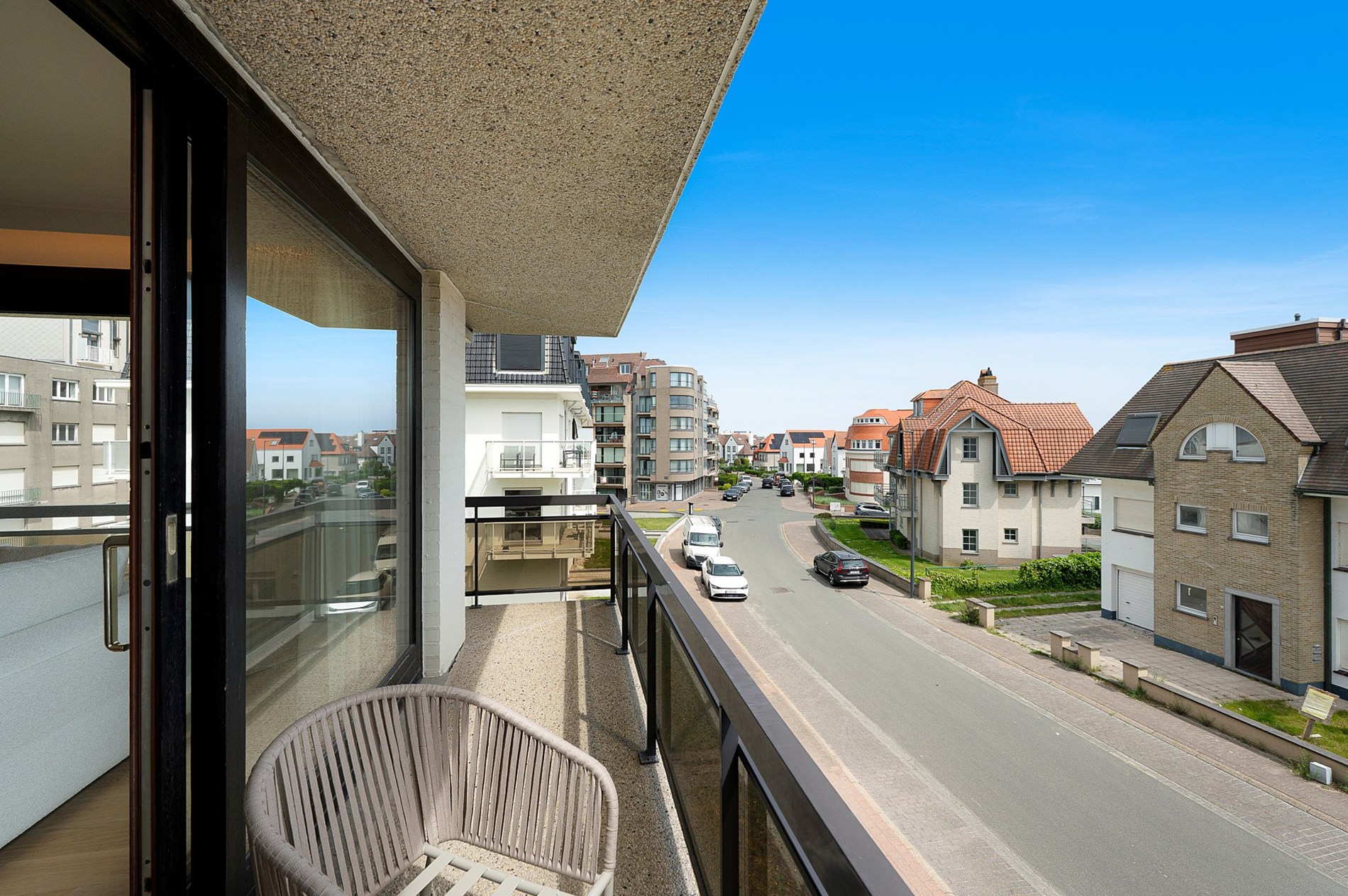 Op een uiterst gegeerde ligging, vlak bij het Albertstrand, bevindt zich dit stijlvol gerenoveerde duplex-appartement in een charmante villaresidentie. De uitzonderlijke hoekligging en zuidgerichte or 