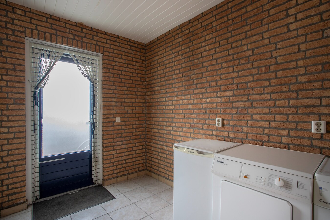 Tweekapper met vrijstaande garage en inrit gelegen op een hoekperceel in Reusel. 