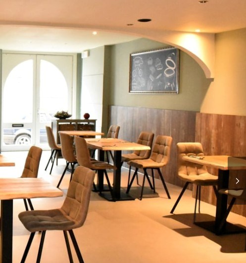 Zeer centraal gelegen opbrengsteigendom in hartje Sint-Eloois-Vijve! 