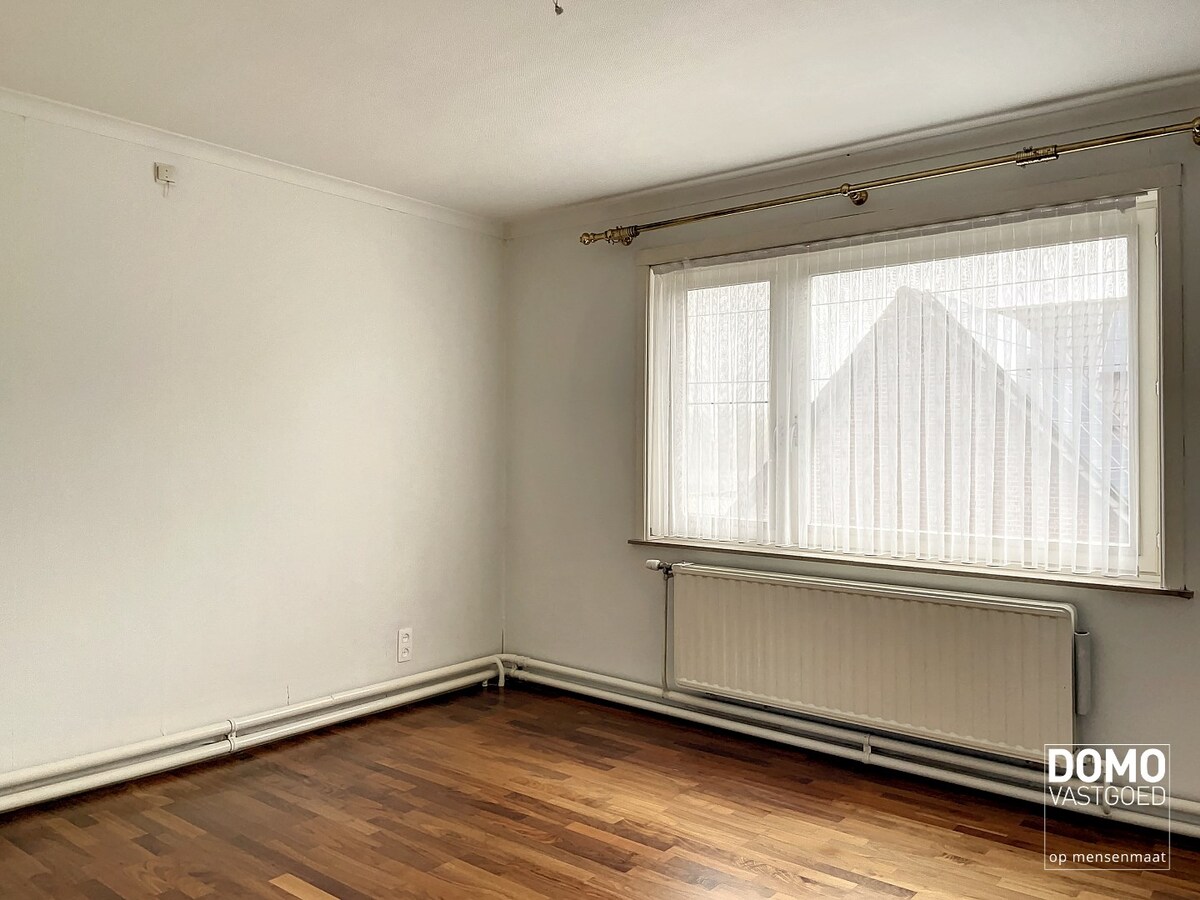 Ruime woning, gelegen nabij het centrum van Kermt met gunstig EPC label. 