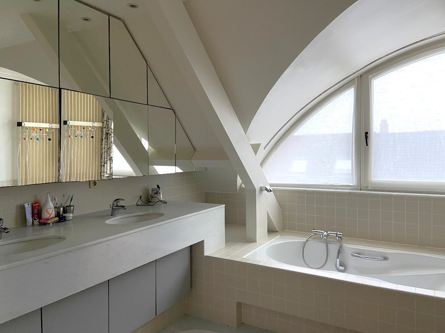 Multifunctioneel handelspand met luxueuze woonst op centrumligging in Sint-Eloois-Vijve! 