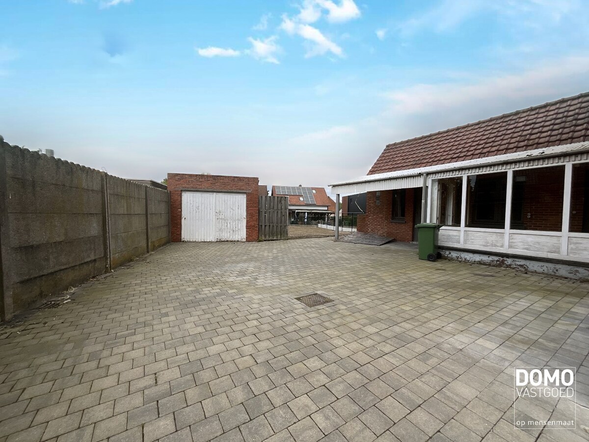 WONING MET TUIN, GARAGE EN 3 SLAAPKAMERS IN HET CENTRUM VAN KERMT 