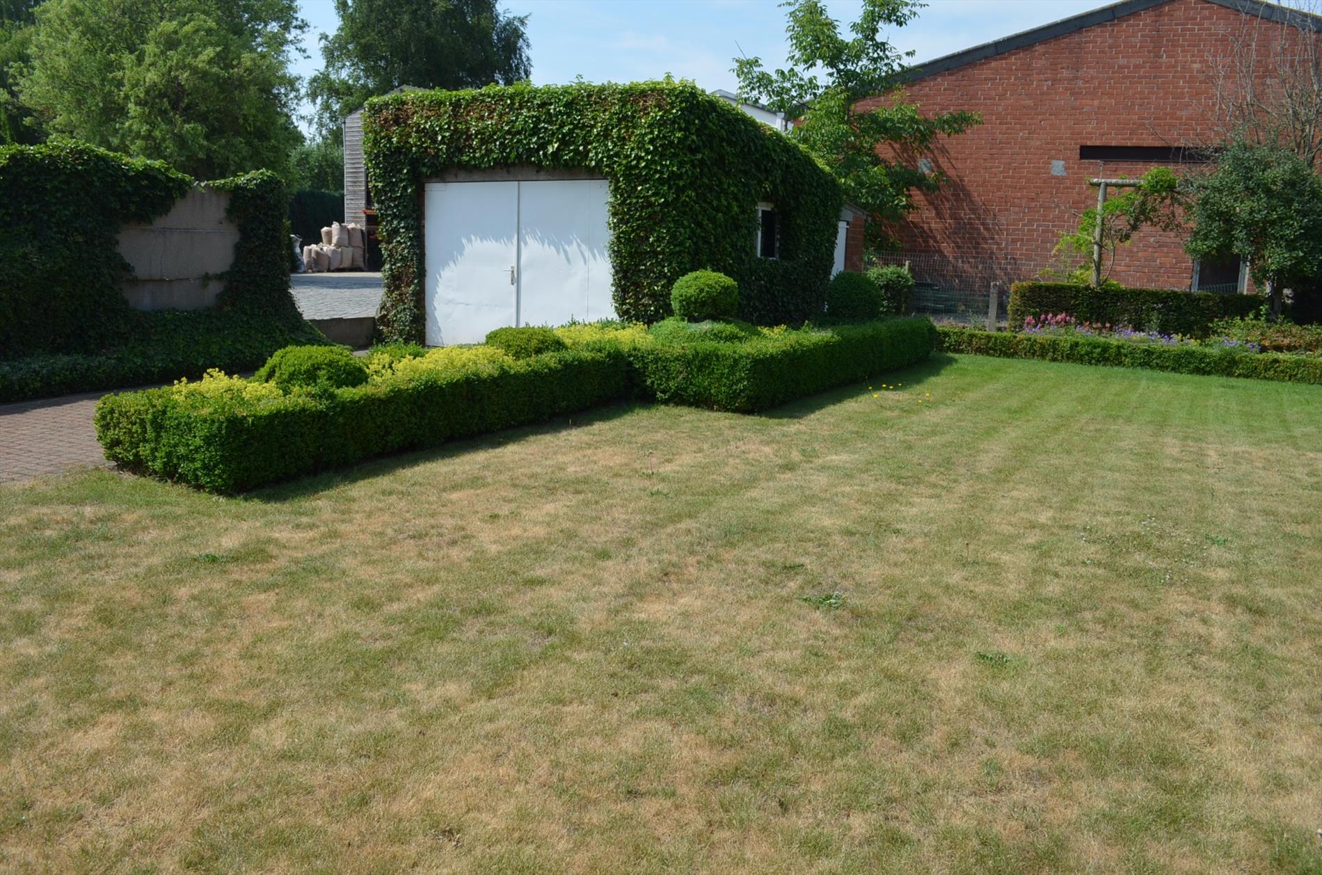 Open bebouwing met 3 slpks en garage te Adegem 