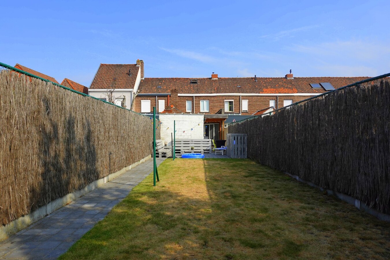 Gerenoveerde rijwoning met 3 slaapkamers en tuin 