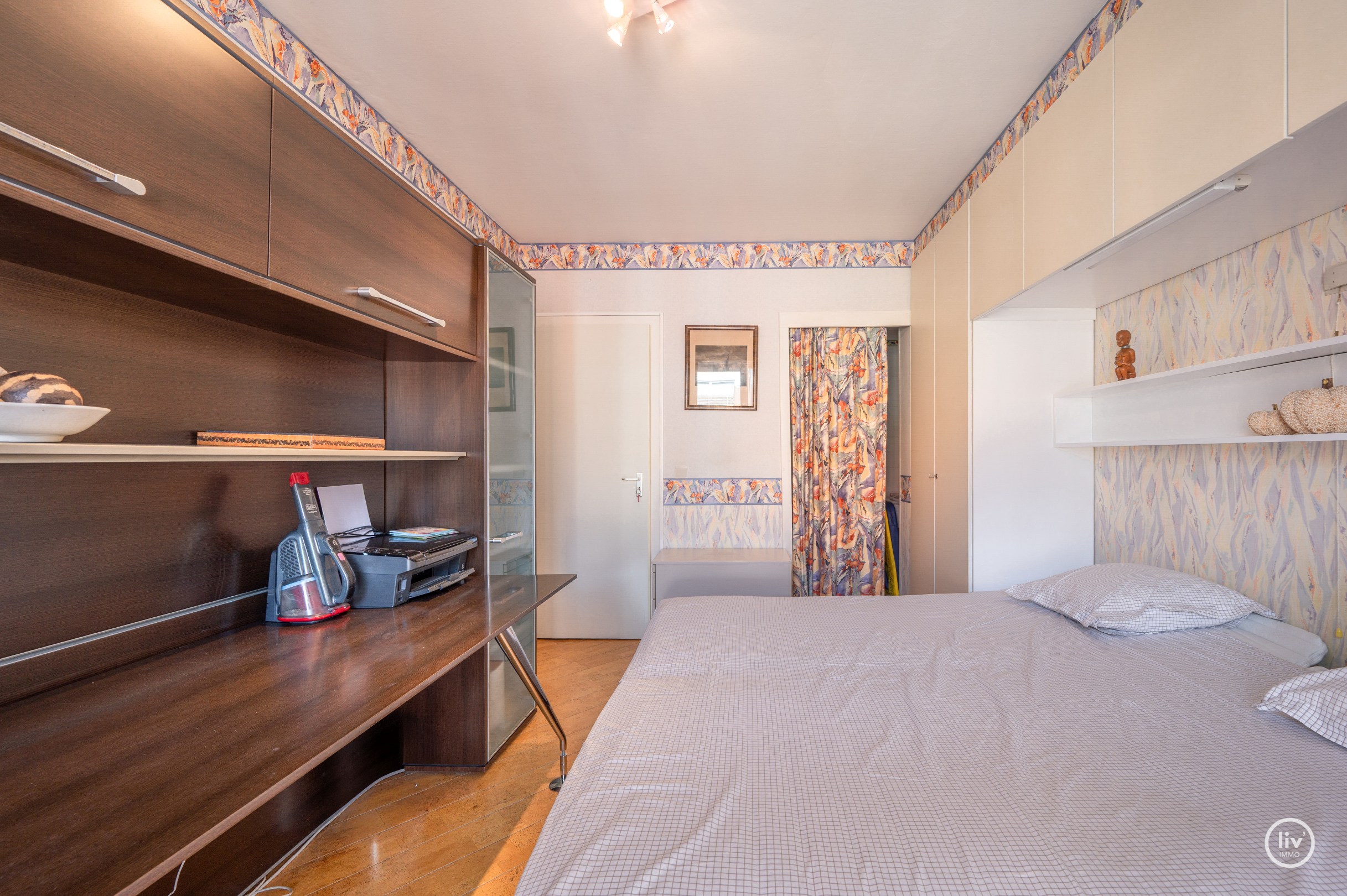 Meublé: Penthouse lumineux et récemment rénové avec une grande terrasse orientée au sud de 19m2, à distance de marche de la plage et des commerces. 