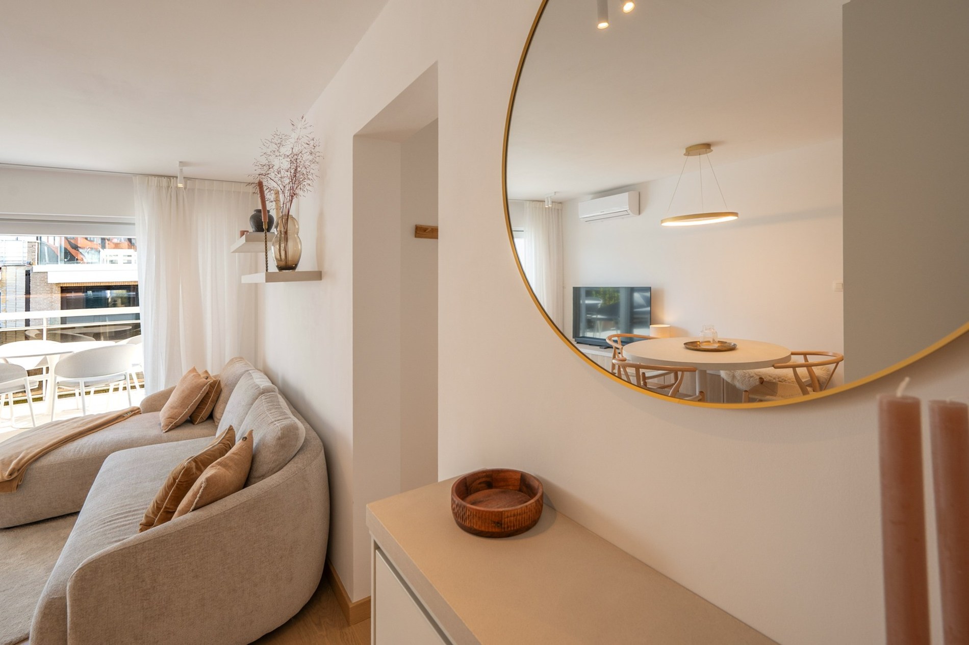 Penthouse duplex exceptionnel de 125 m² dans la résidence William, un bâtiment récent et élégant (2020), parfaitement situé au centre de Knokke. 