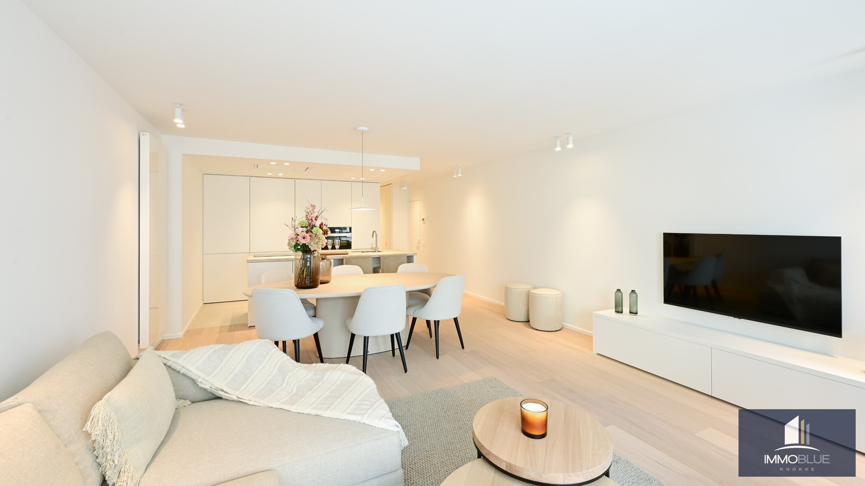 Appartement entièrement rénové avec vue latérale sur la mer. 