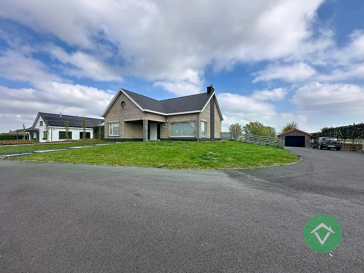 Statige bungalow op 1.811m² met landelijk zicht, drie slaapkamers en twee garages te Ichtegem 