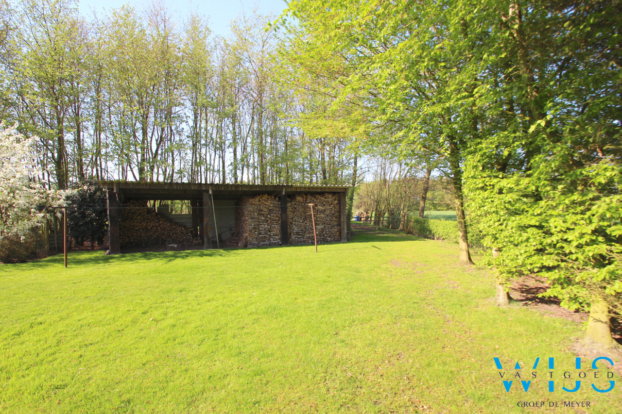 Fenomenaal gelegen Hoeve met bijgebouwen te Assenede ! 