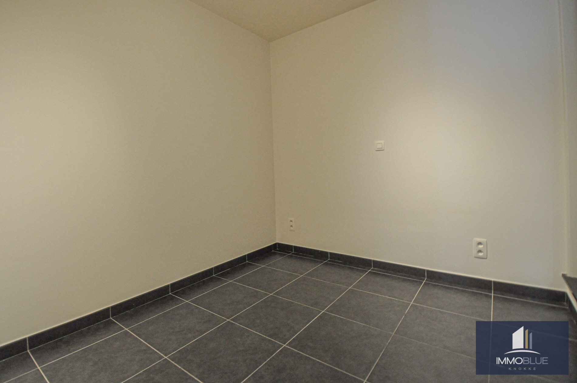 Appartement idéalement situé avec vue partielle sur la mer et sur le centre commercial. 