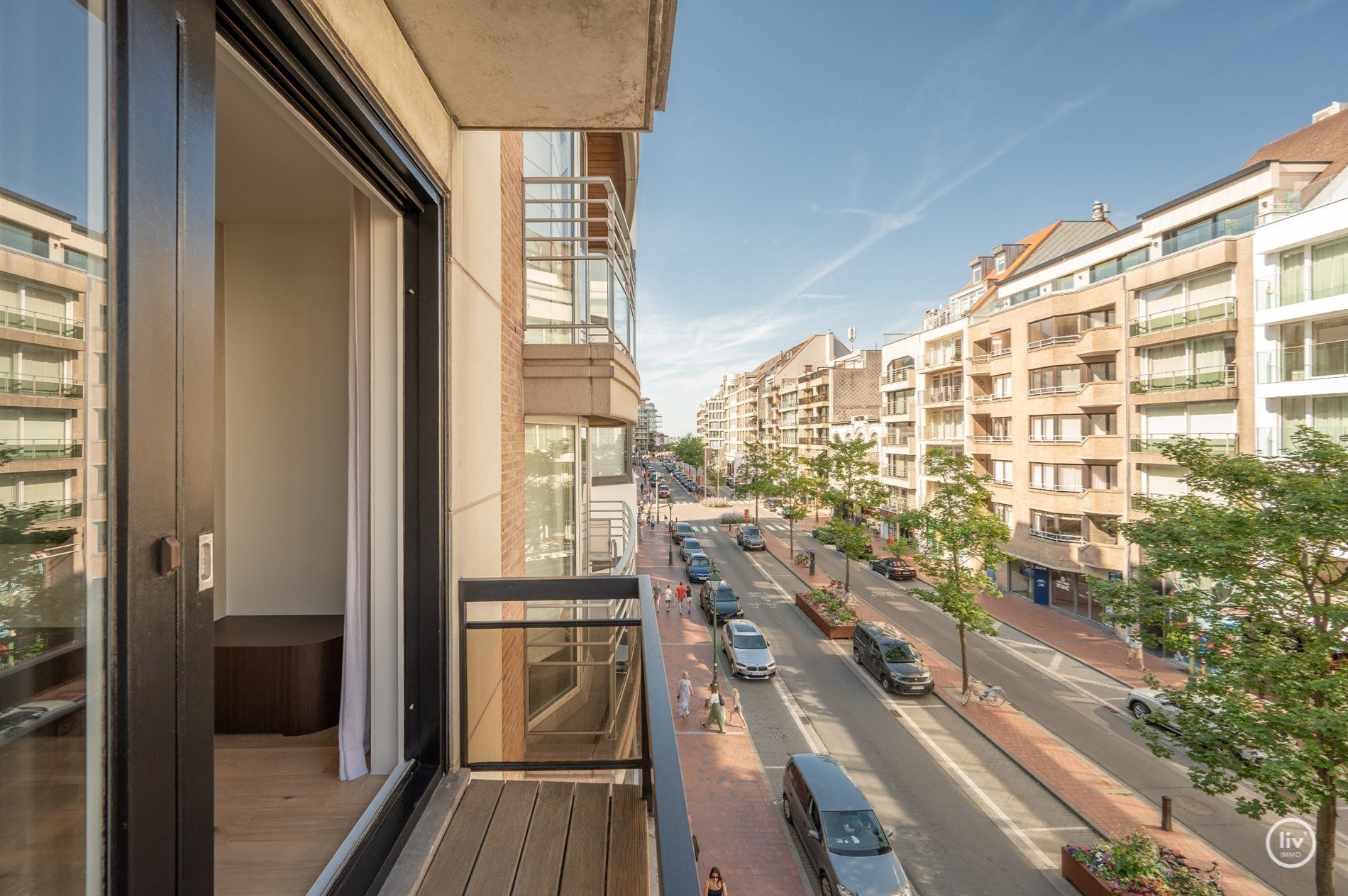 Volledig gerenoveerd appartement met terras gelegen Lippenslaan nabij het Van bunnenplein. 