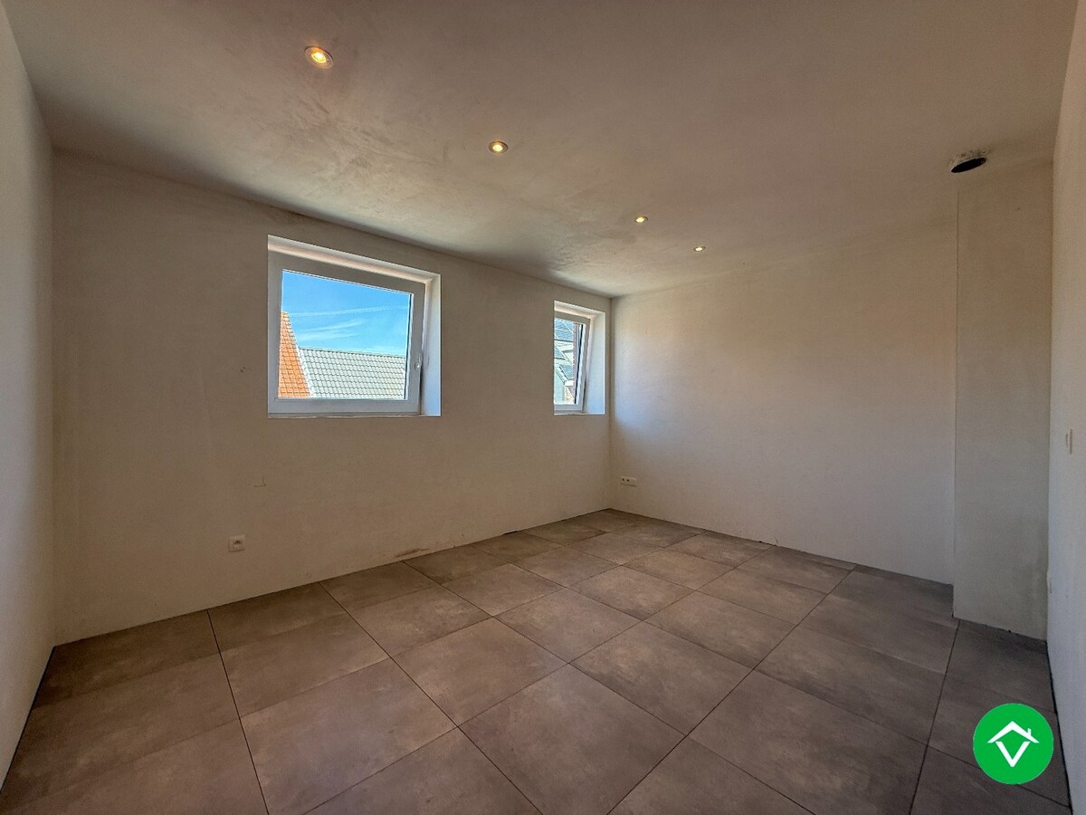 Centraal gelegen nieuwbouwwoning met 3 slaapkamers, tuin en overdekte autostaanplaats 