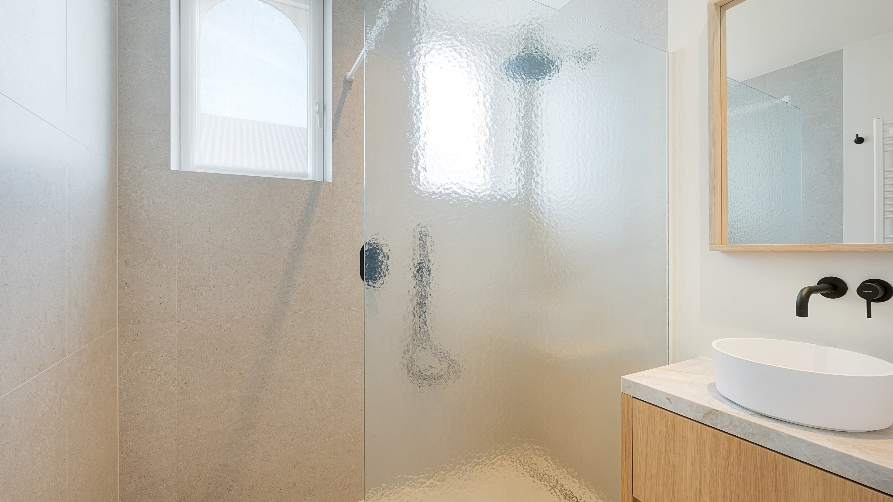 Op een uitmuntende locatie in Duinbergen, op wandelafstand van het strand en de duinen, bevindt zich deze prachtig en hoogwaardig gerenoveerde koppelvilla. 