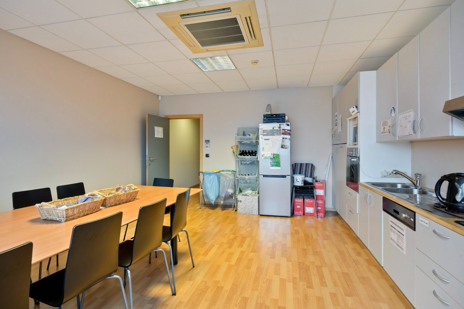 Kantoor te koop in het industriepark te Haasrode/Heverlee met 14 parkings - opp. 626 m² - verkoop van aandelen 