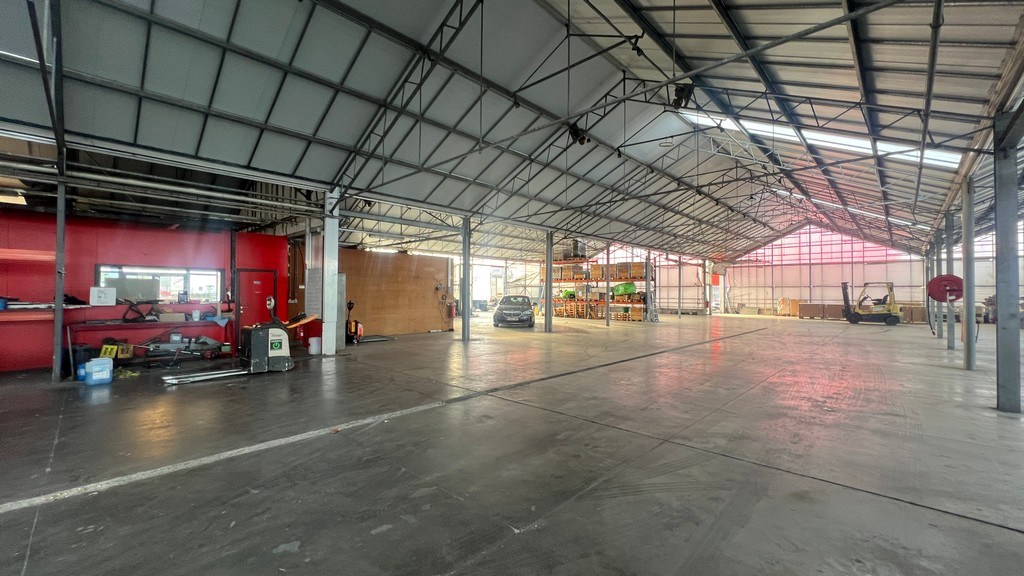 Bedrijfsgebouw te huur op zichtlocatie langs Brusselsesteenweg in Merelbeke-Melle