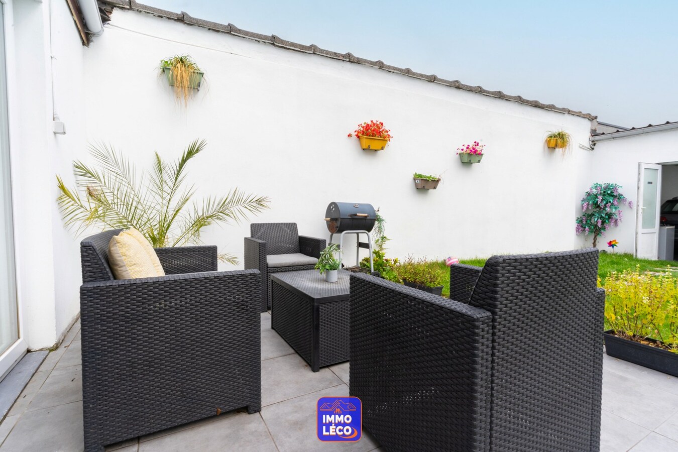 3 façades rénovée avec garage, parking 2voit. et grand entrepôt attenant ! 