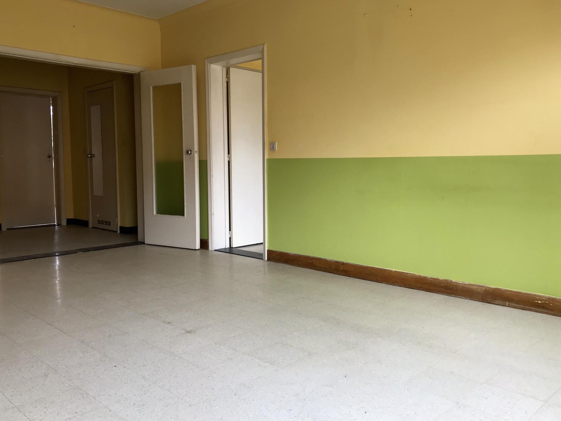 Op te frissen appartement op enkele minuten van markt 