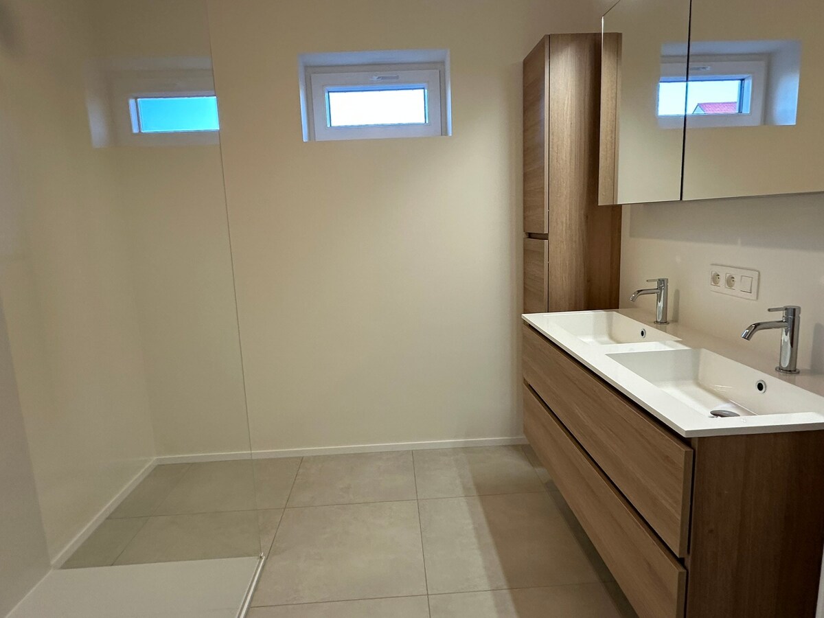 OPTIE!  NIEUW  gelijkvloers appartement met 3 slaapkamers en tuin. 