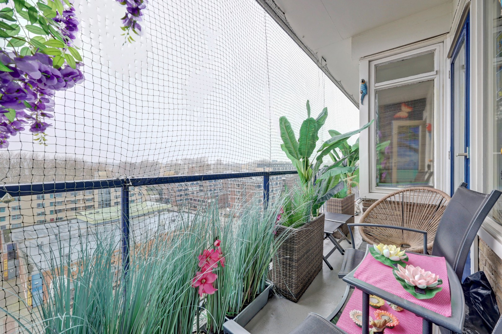 Dit ruime 3 -(voorheen 4) kamer appartement heeft een lichte woonkamer, zonnige balkon, 2 slaapkamers en is gelegen op 6e etage. 