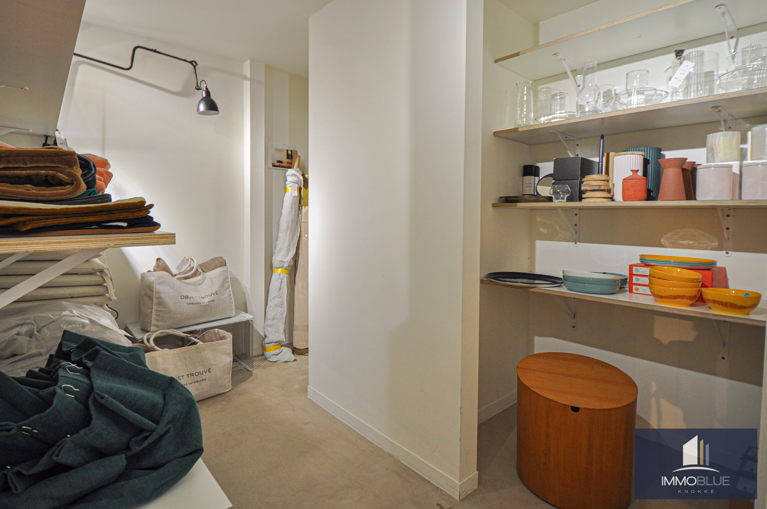 Grand local commercial avec garage intérieur situé au Zoute. 