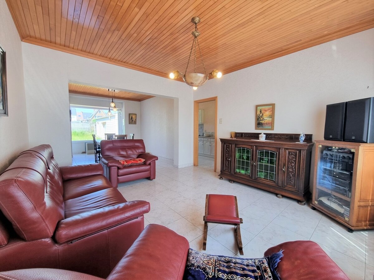 Halfopen woning met oprit, garage en grote tuin te Oudenburg 