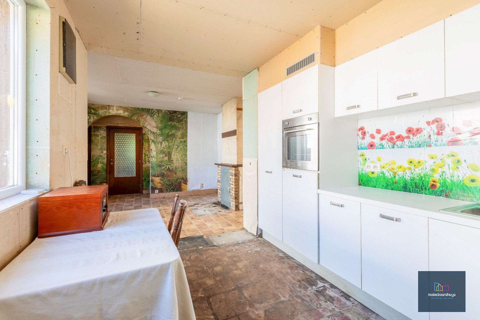 VERKOCHT !!! Residentieel gelegen  te renoveren halfopen bebouwing met tuin 