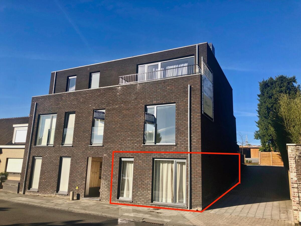 Multi-funktioneel gelijkvloers appartement. Optimale commerciële ligging ! 
