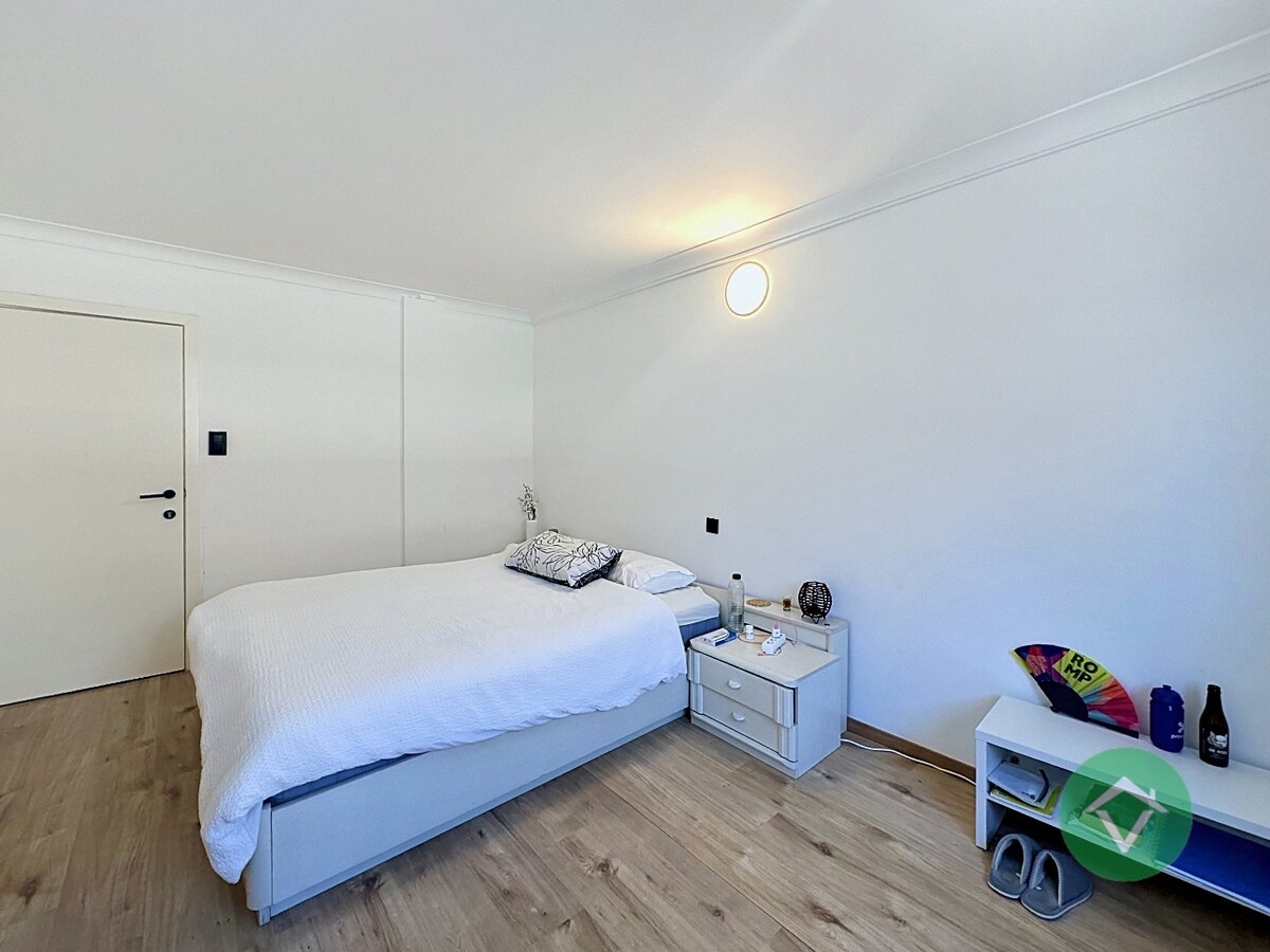 Ruim duplex-appartement met 2 slaapkamers en terrassen in hartje Torhout 