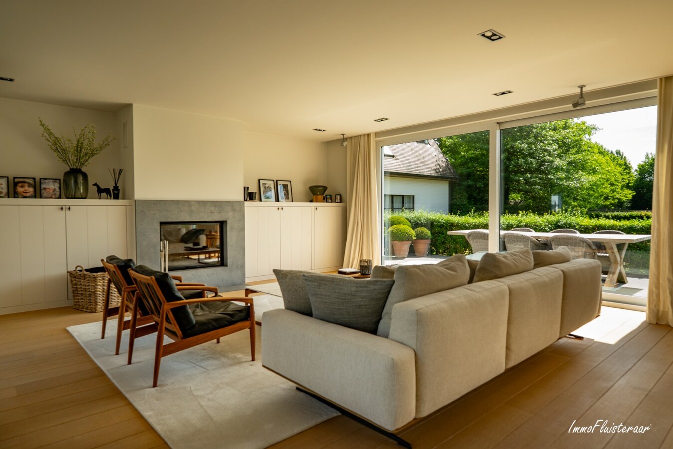 Beautiful villa with indoor and outdoor riding arenas on over 2.4 hectares in Ardooie 
