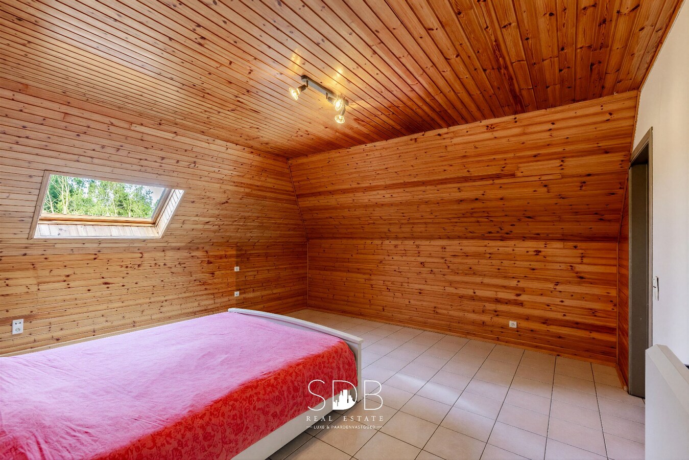 Hedendaagse villa met dubbele garage, zwembad en magazijn op 2.937m² 