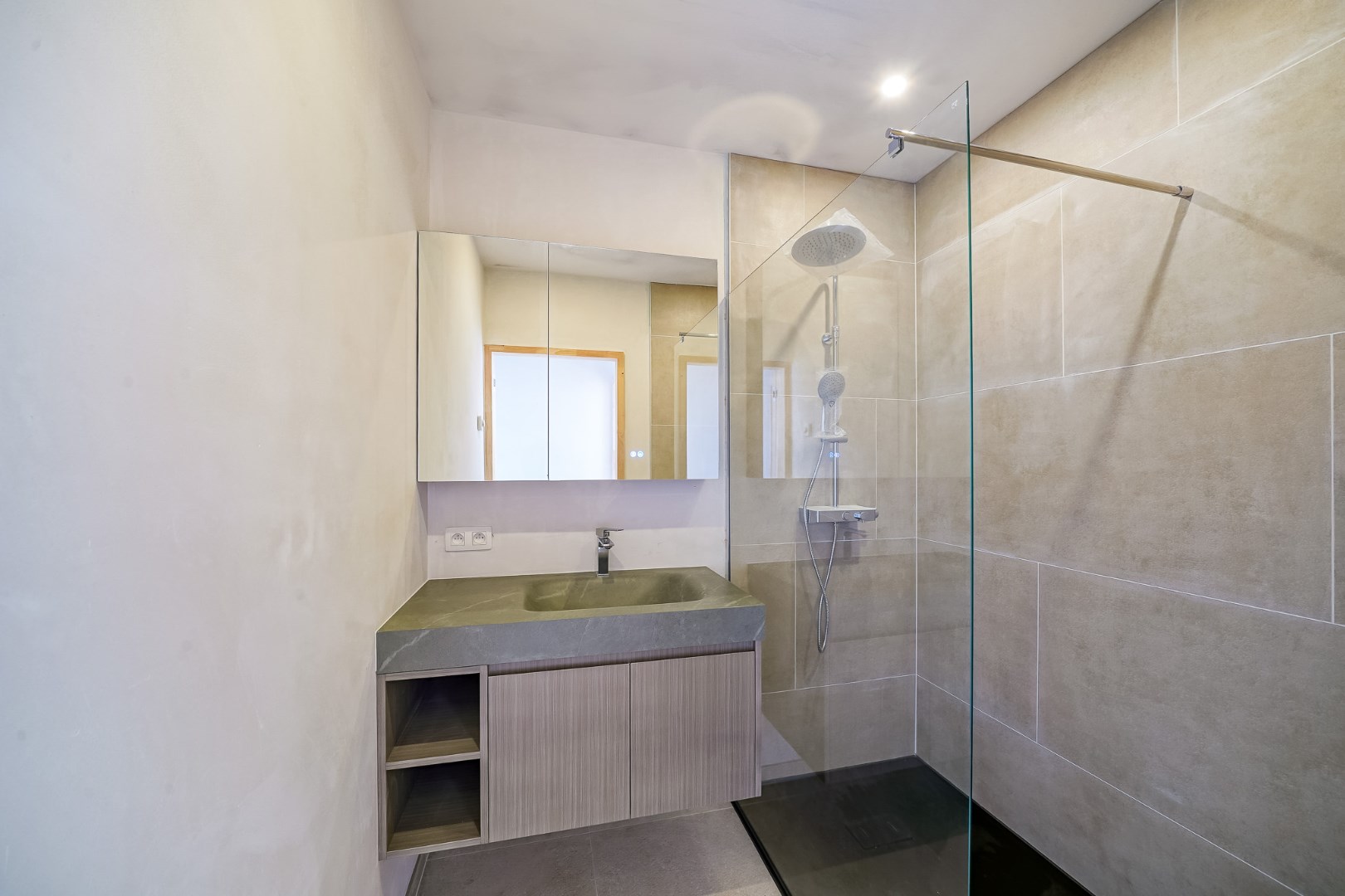 Nieuwbouwproject te Bredene bestaande uit 5 appartementen en 5 autotaanplaatsen. 