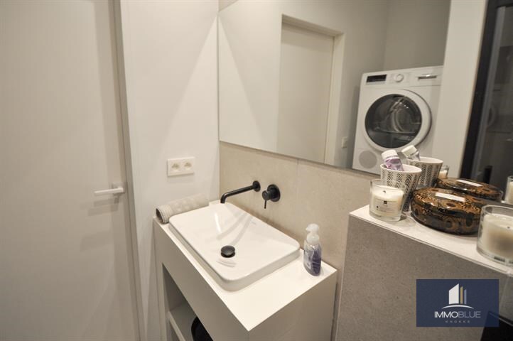 Volledig gerenoveerd, lichtrijk appartement op wandelafstand van zee en het commercieel centrum. 