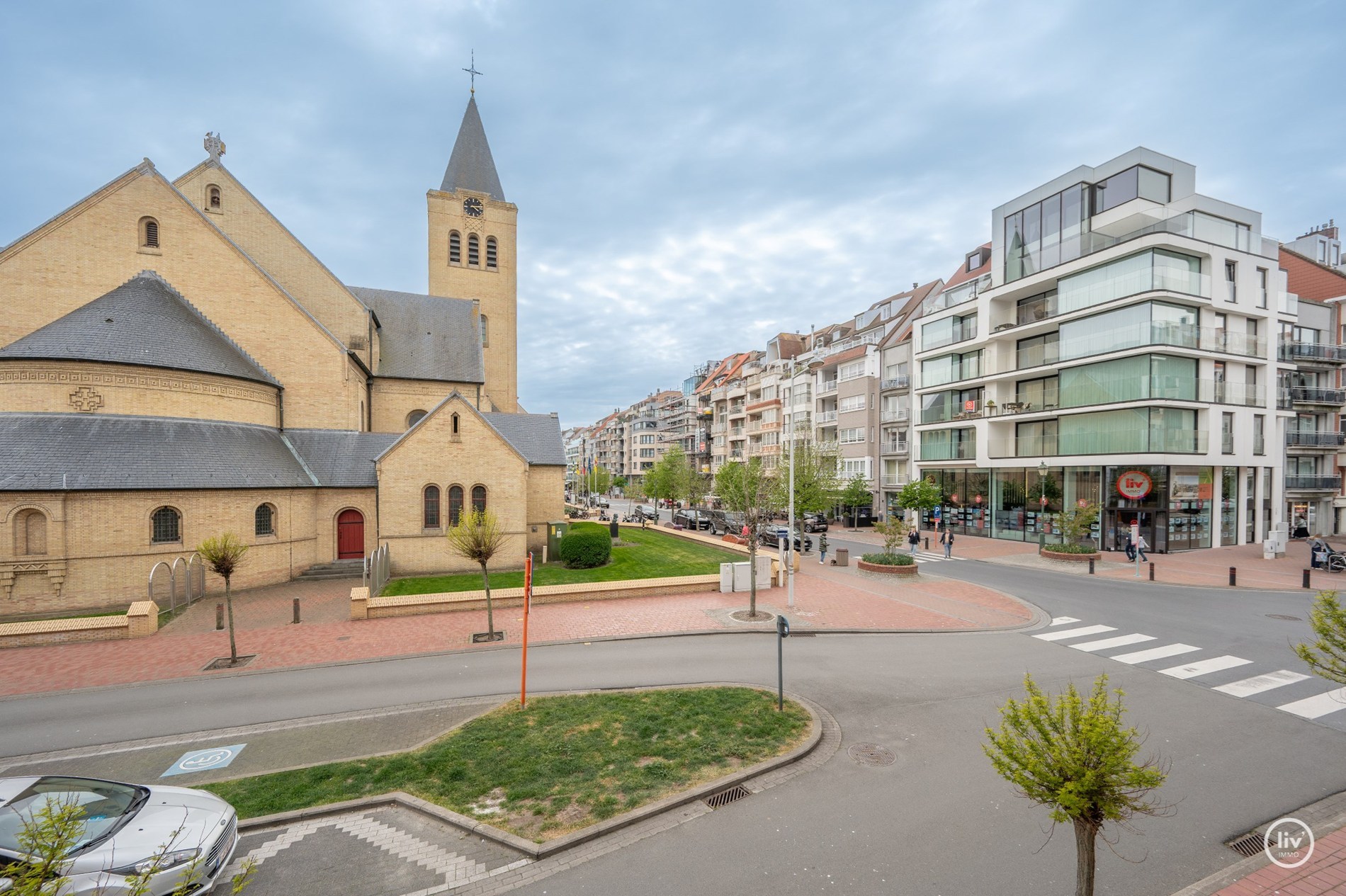 Magnifiek gerenoveerd appartement van 150 m² met open zicht op de Heilighartl kerk – Dumortierlaan, Knokke 