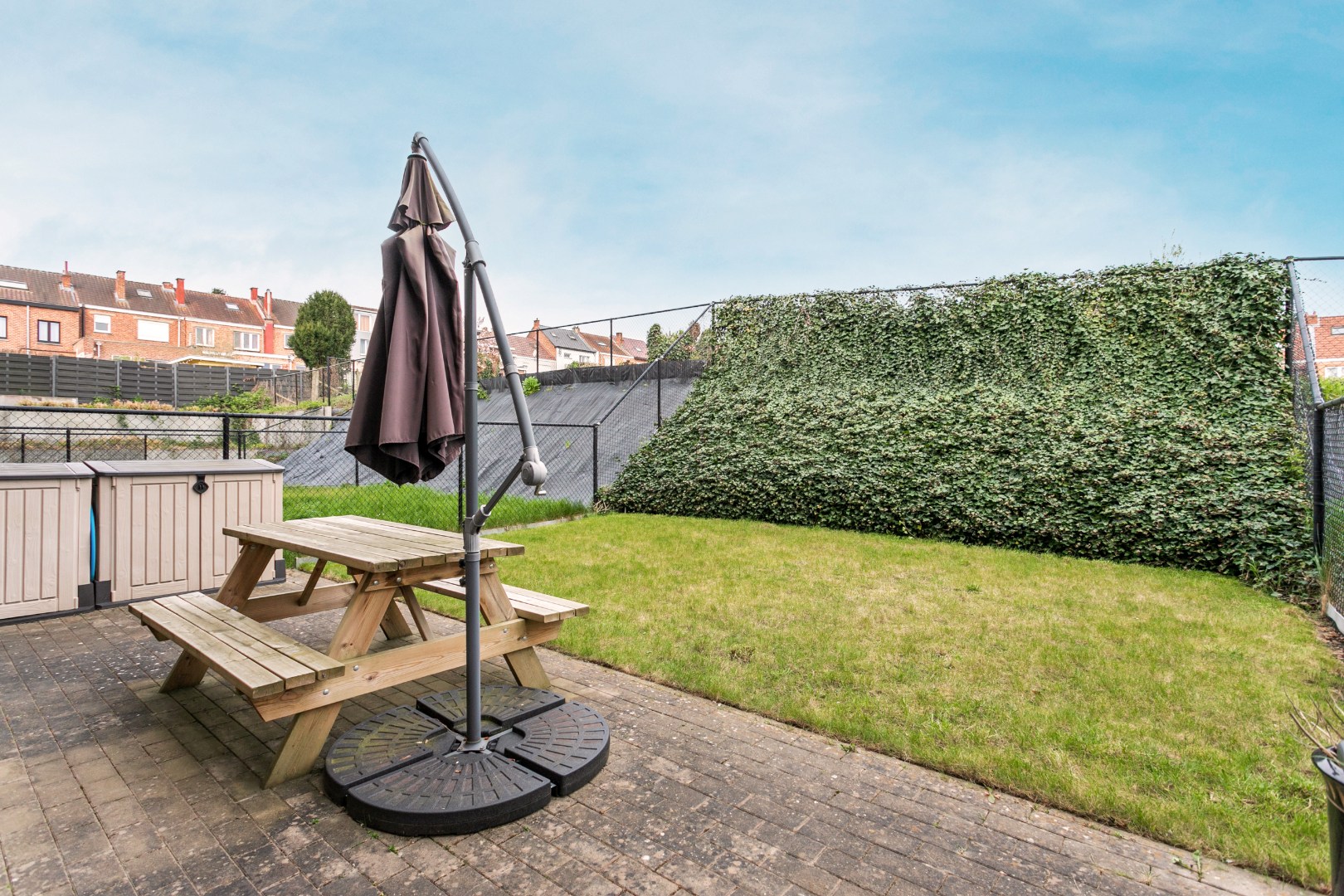 Instapklaar en energiezuinig gelijkvloers appartement met 2 SLPKS, tuin en terras 