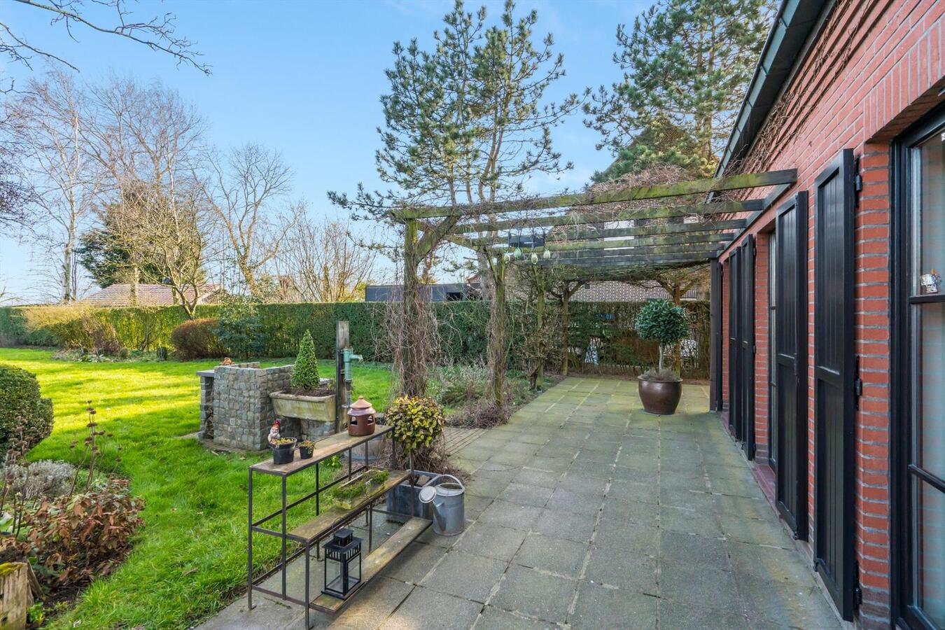 Verrassend ruime, alleenstaande woning met fraai aangelegde, zuidgerichte tuin 
