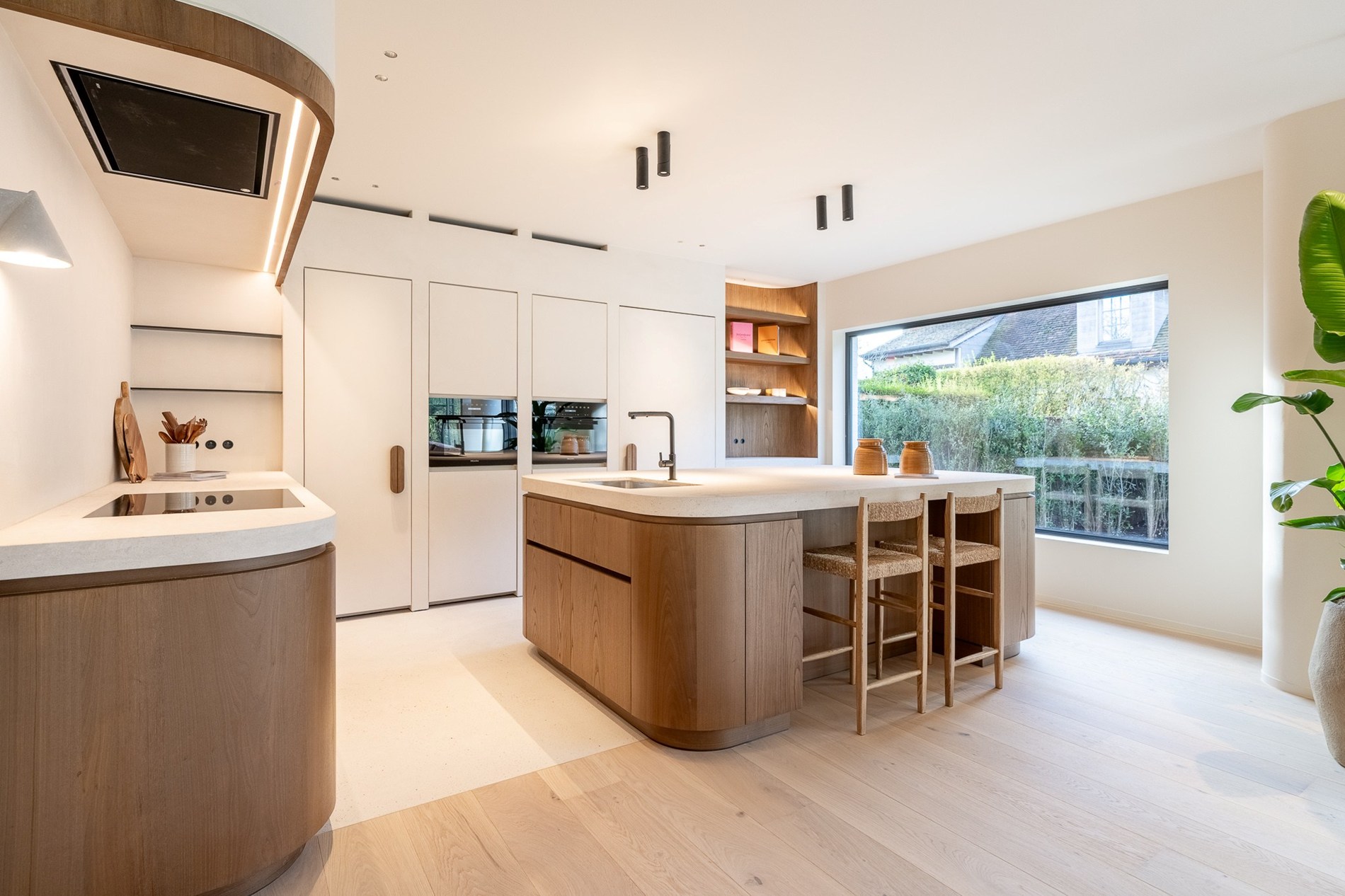 Luxueus gerenoveerde koppelvilla met zwembad in de Noordzeelaan te Knokke. 