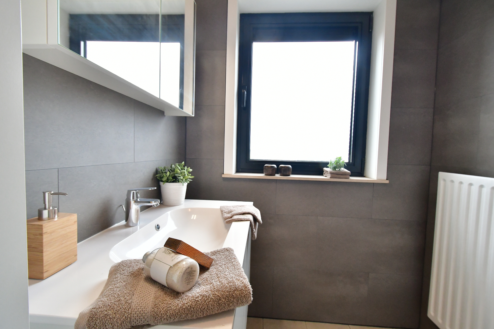 Ruim duplex app. met 3 slpks, terras &amp; garage te Adegem 