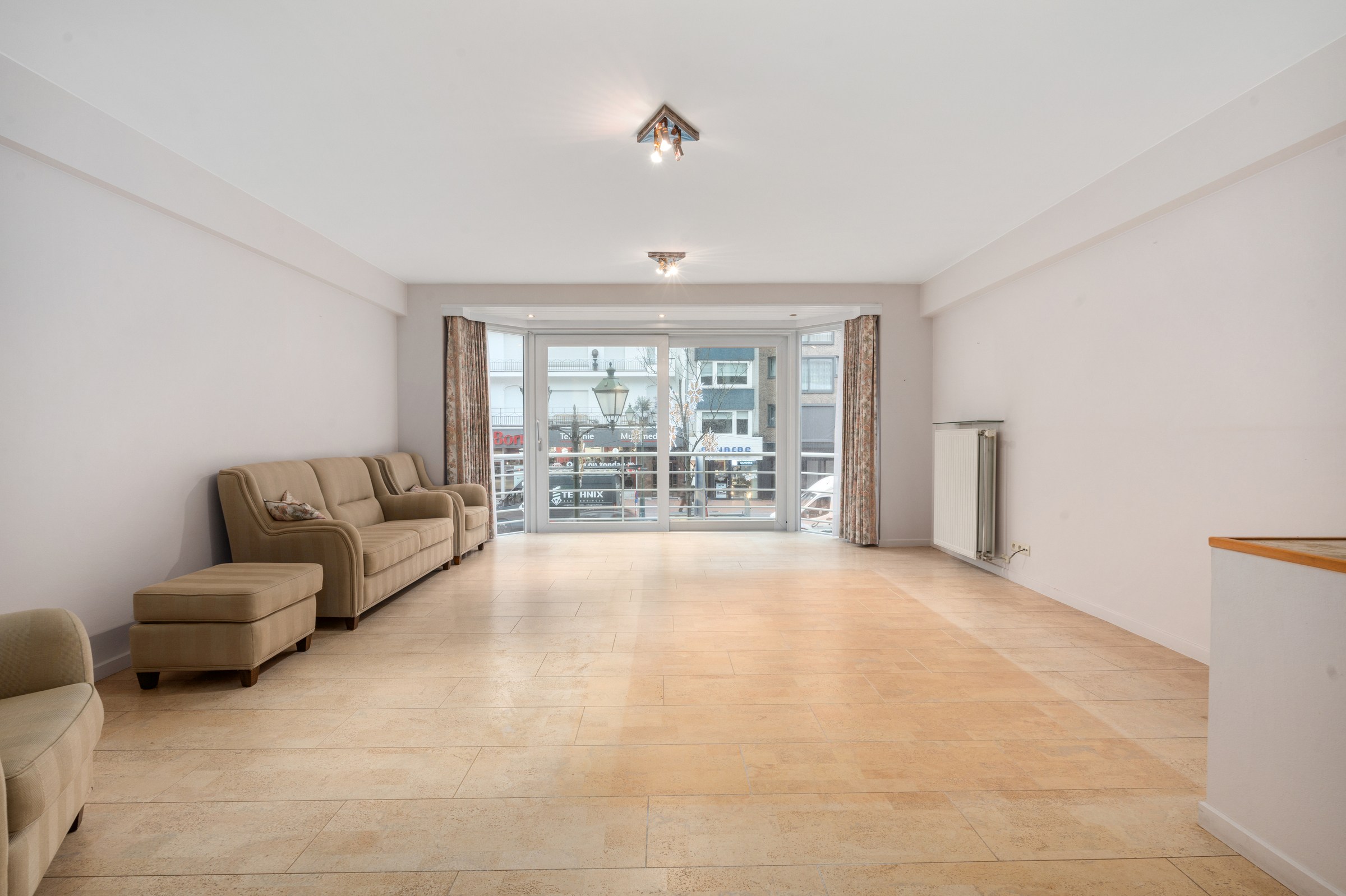 Appartement de 2 pièces bien situé au centre, du côté ensoleillé de la Lippenslaan, à distance de marche de la place Van Bunnen. 