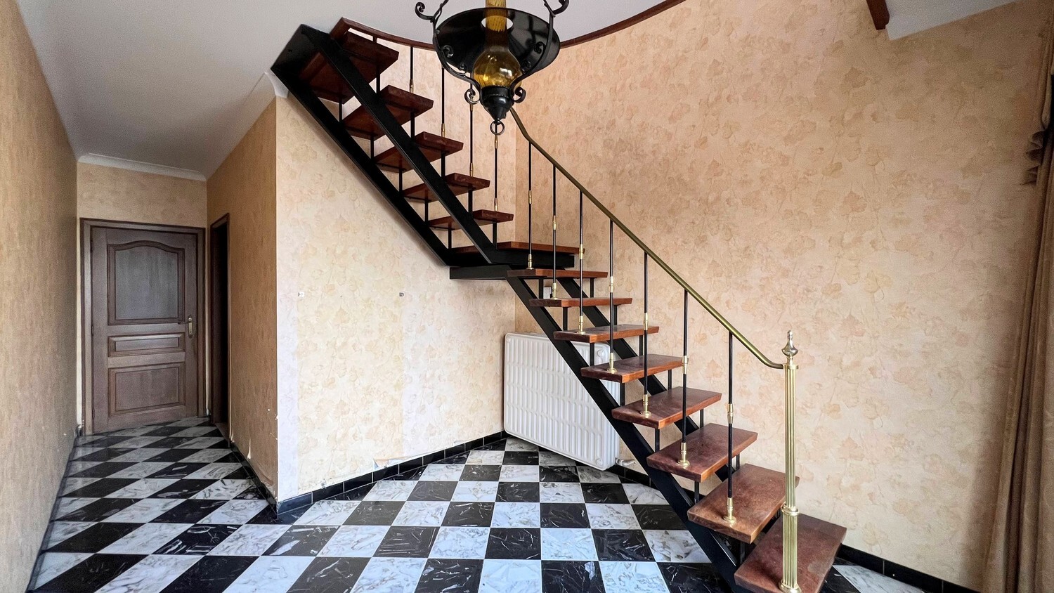 Loods met woongelegenheid op royaal perceel van 6000 m² 