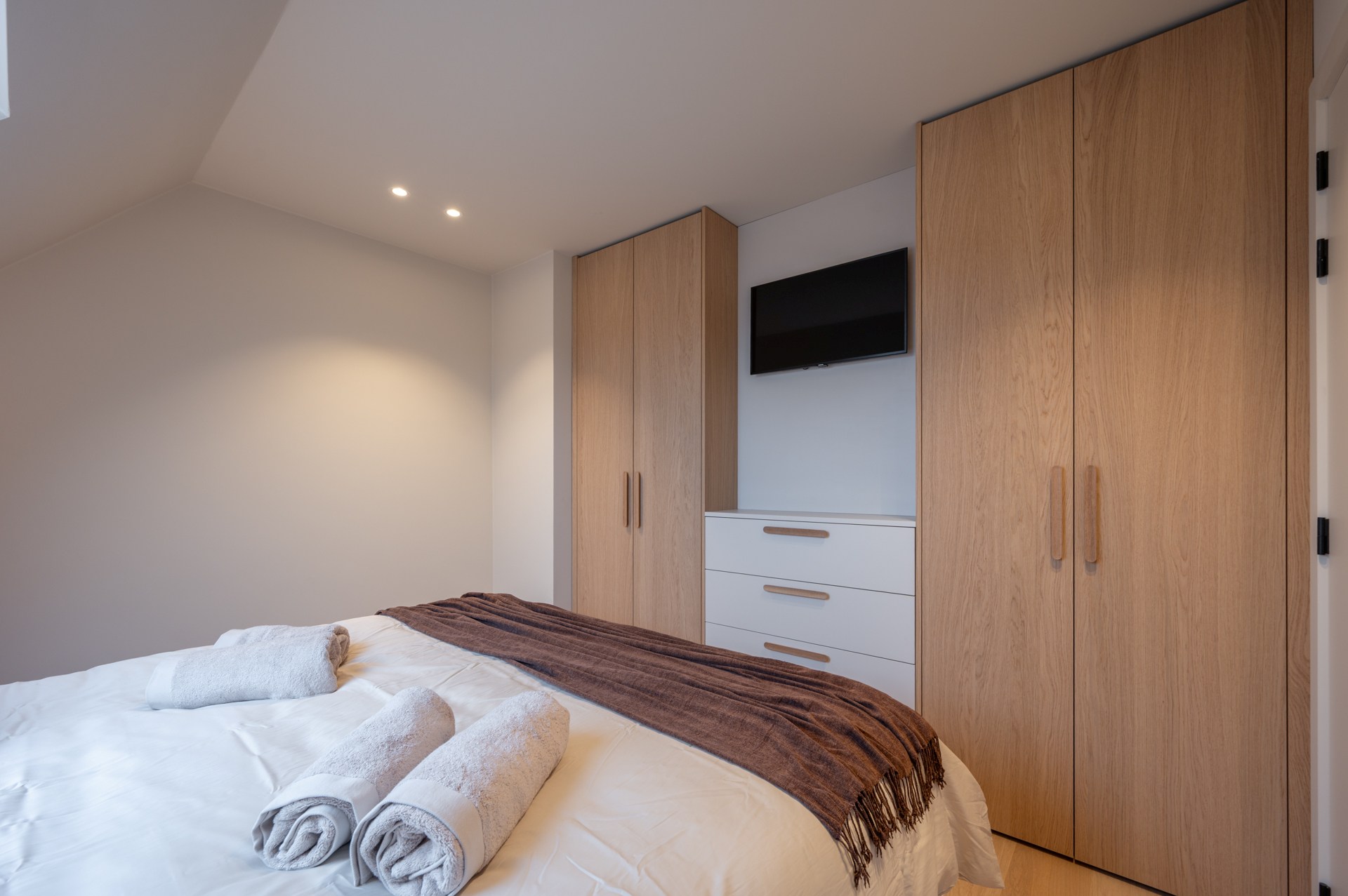 Appartement en duplex spacieux et rénové, orienté plein sud, situé dans un emplacement exceptionnel sur la Lippenslaan. 