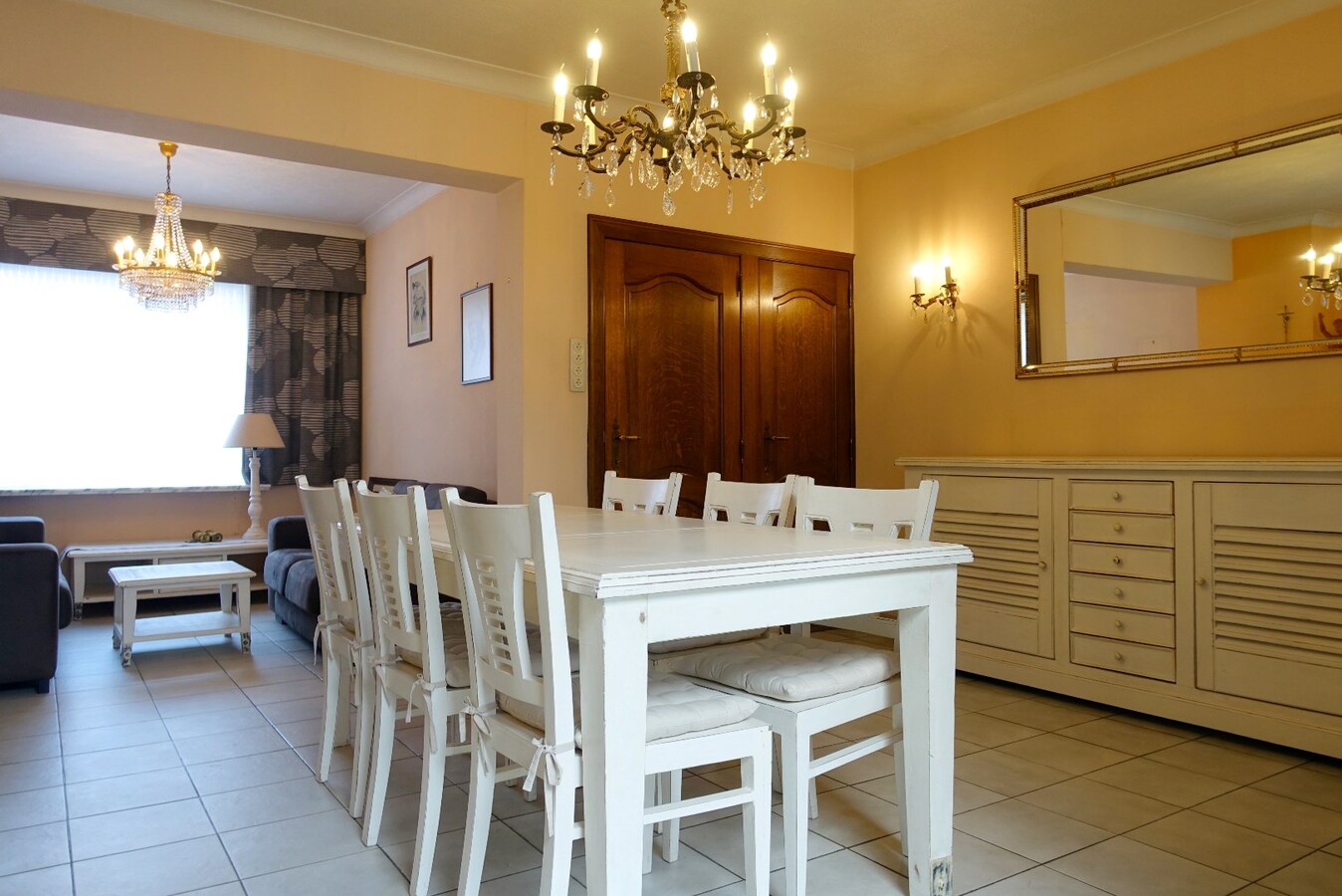 Rustig gelegen instapklare rijwoning met nabij gelegen garagebox 