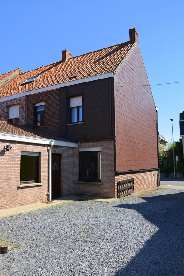 Ruime woning met grote opslagplaats/loods en zonnige tuin 