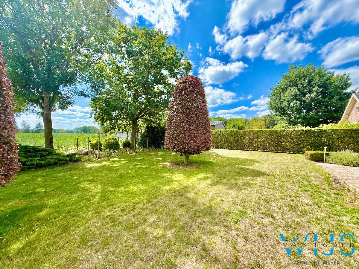 Ruime bungalow op 1000m² met prachtig uitzicht te Boekhoute ! 