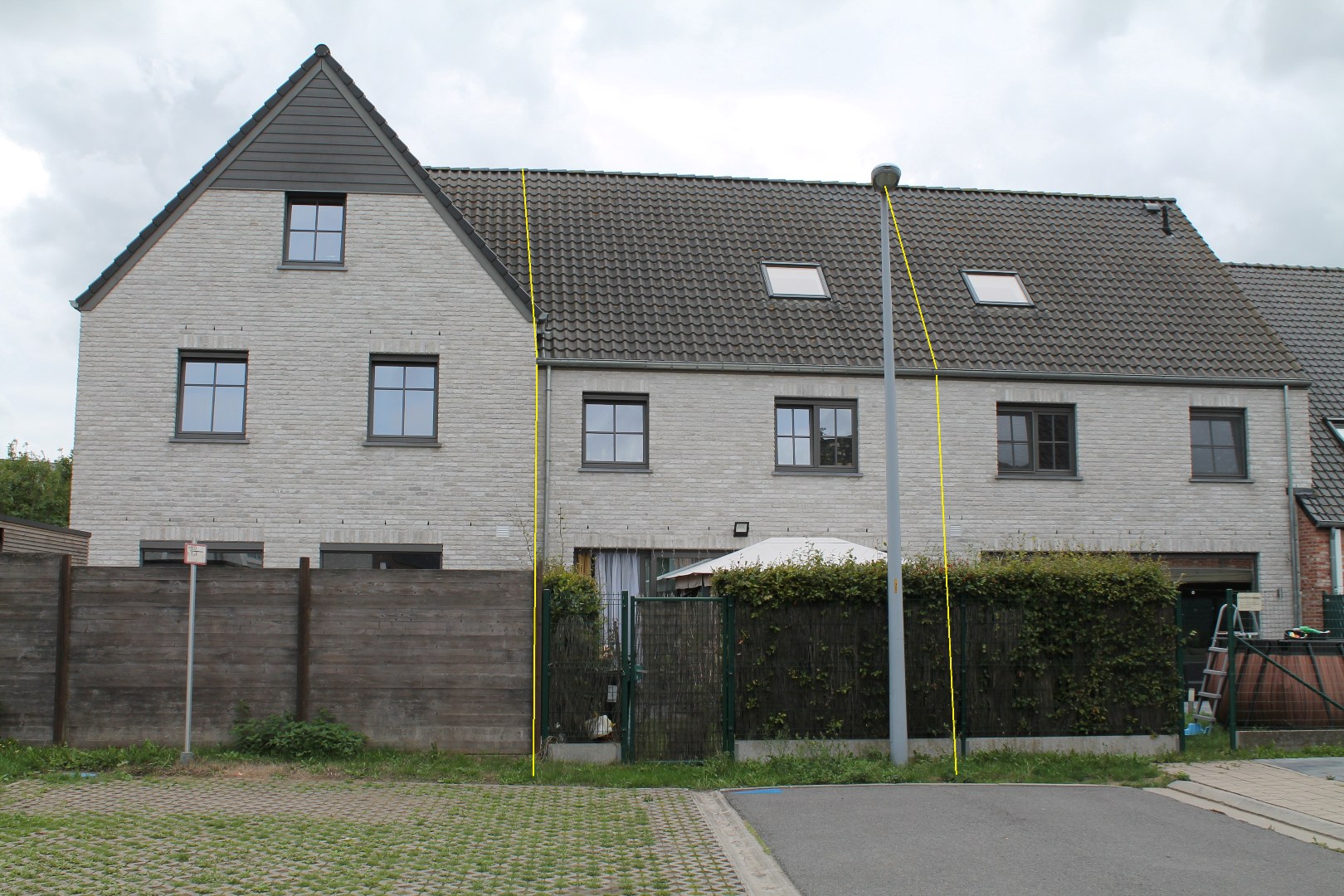 Recente en degelijke gezinswoning met stadstuintje en uitweg achteraan 