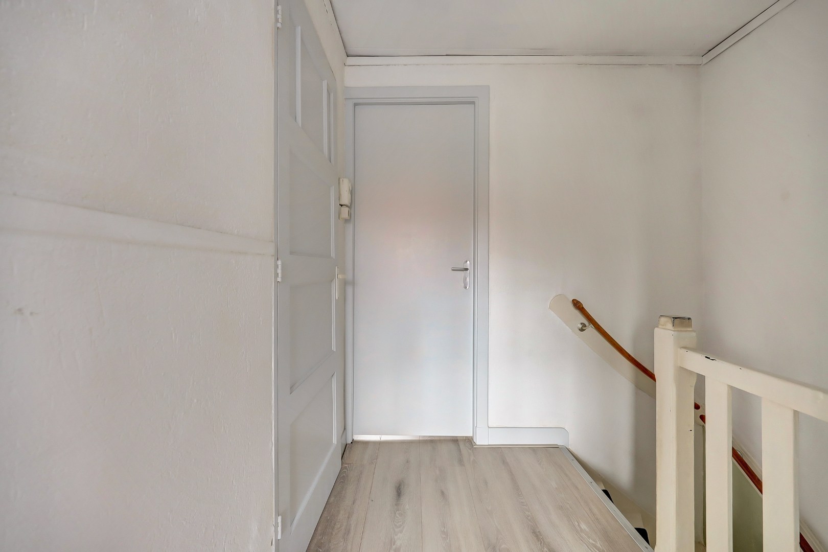 Sfeervol en karakteristiek jaren '30 bovenwoning met prachtige glas-in-lood details, 2 goede slaapkamers, ruime keuken en badkamer en gelegen op eigen grond! 