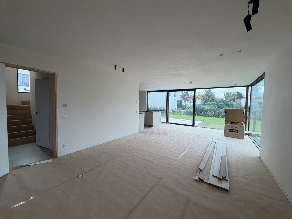 Ruime nieuwbouwwoning met terras en tuin. 