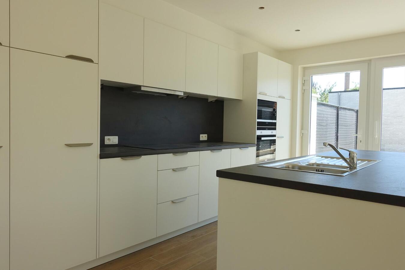 Half-open nieuwbouwwoning met zonnige tuin 