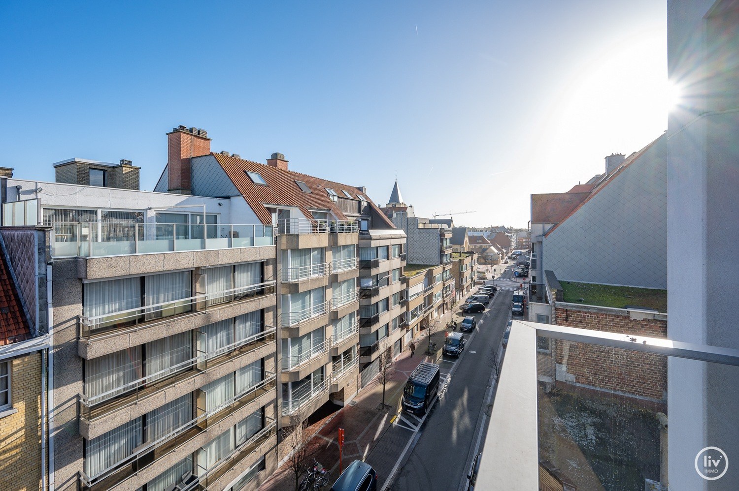 Meublé - Appartement récemment rénové et fini avec des matériaux de haute qualité comprenant 2 chambres à coucher et une largeur de façade de 6 mètres, idéalement situé à proximité de l'avenue Dumorti 