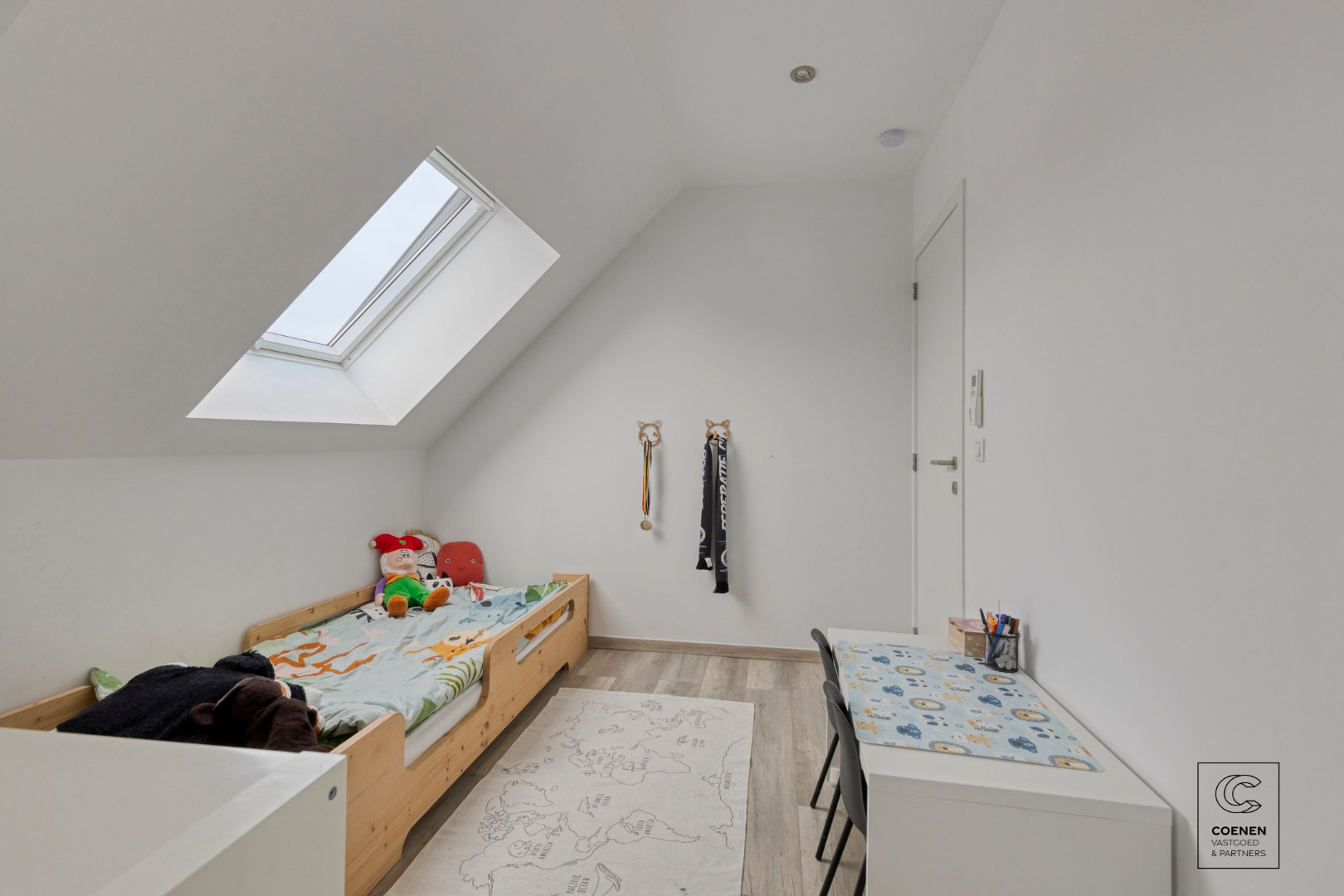 Gerenoveerde woning met 4 à 5 slpk's op een gunstige ligging te Oelegem! 