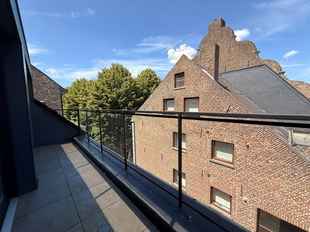 Luxe duplexappartement te huur in het hart van Maaseik, met lift, 2 slaapkamers en 2 terrassen. 